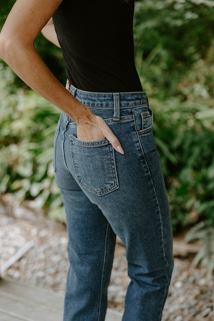 Clean Mid Rise Straight - Dark