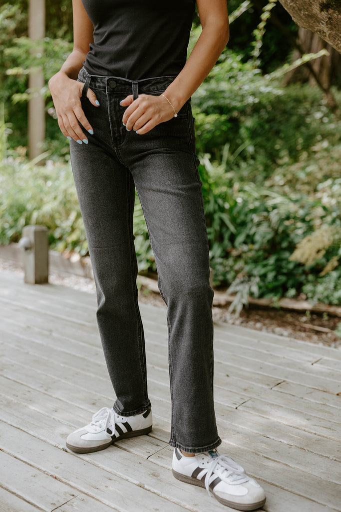 Clean Mid Rise Straight - Washed Black