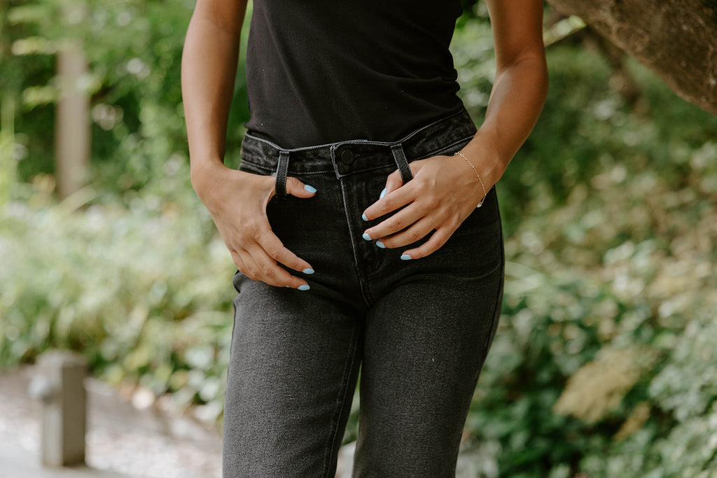 Clean Mid Rise Straight - Washed Black