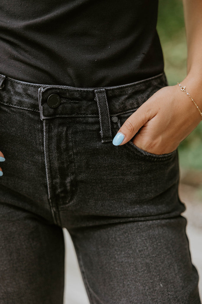 Clean Mid Rise Straight - Washed Black