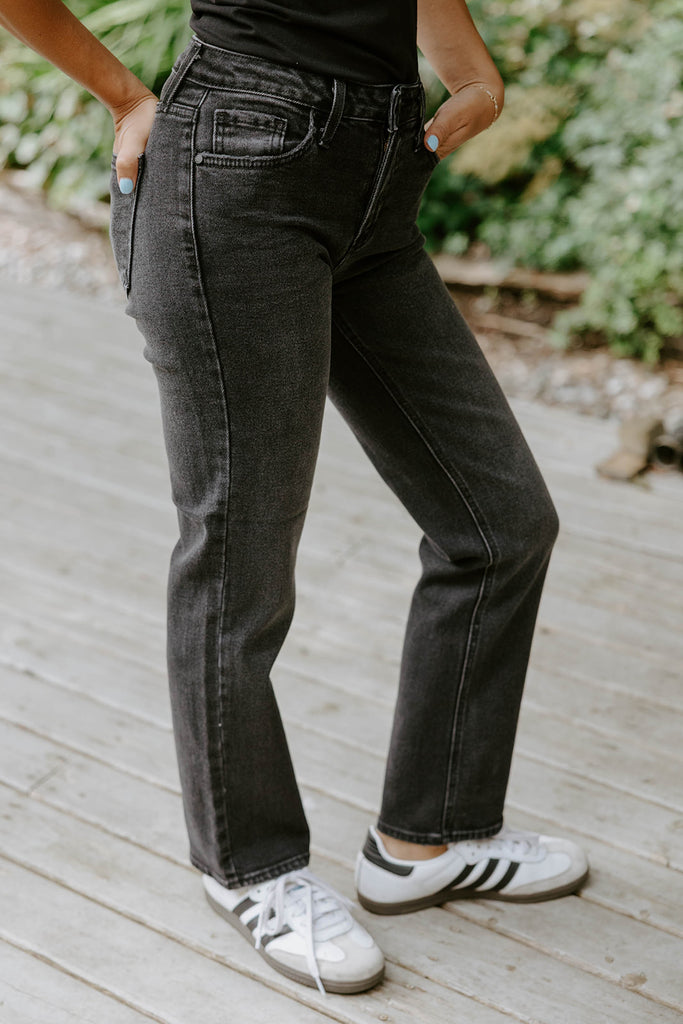 Clean Mid Rise Straight - Washed Black