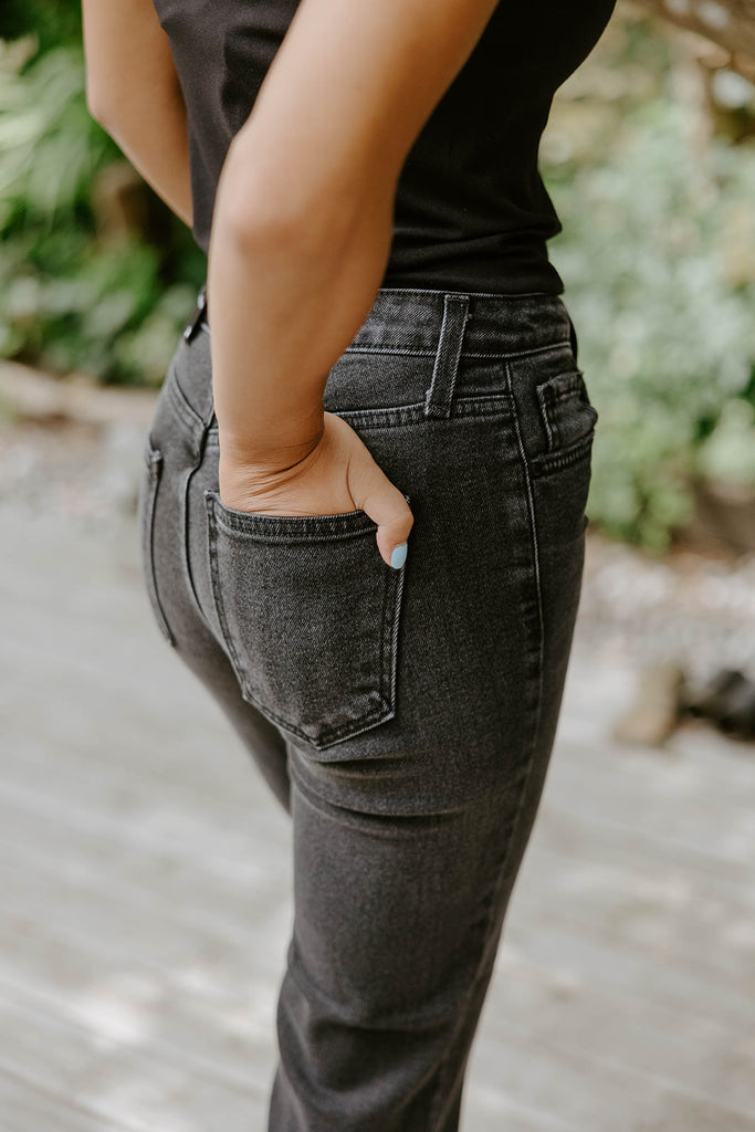 Clean Mid Rise Straight - Washed Black