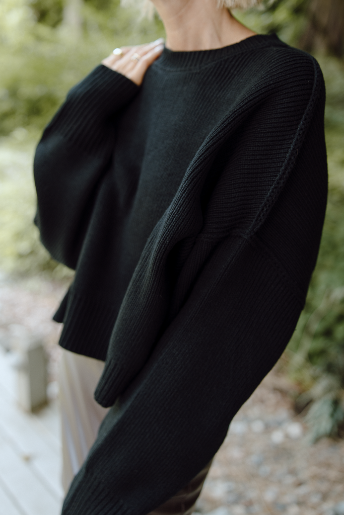 Exposed Seam - Sweater - Blk