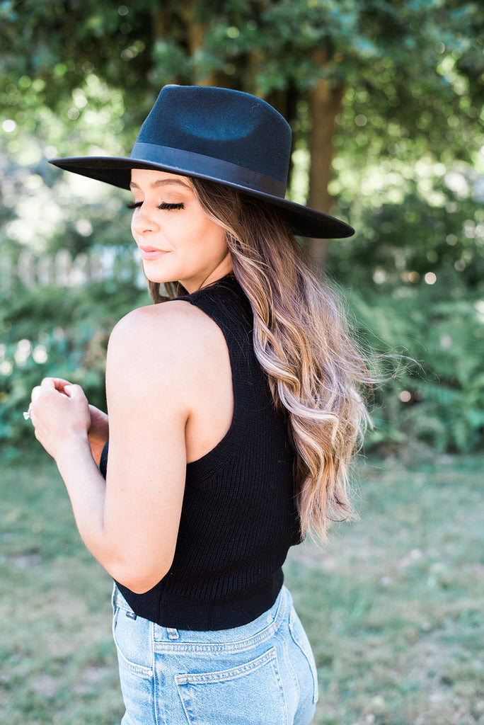 Croppped Fitted Knit Top - Black
