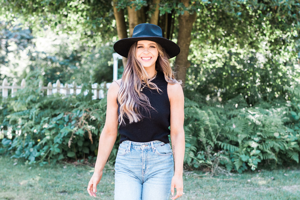 Croppped Fitted Knit Top - Black